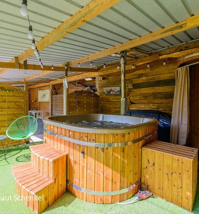 Espace bien-être : bain nordique avec eau chauffée à 38°C et douche extérieure. crédit photo Thibaut Schenkel
