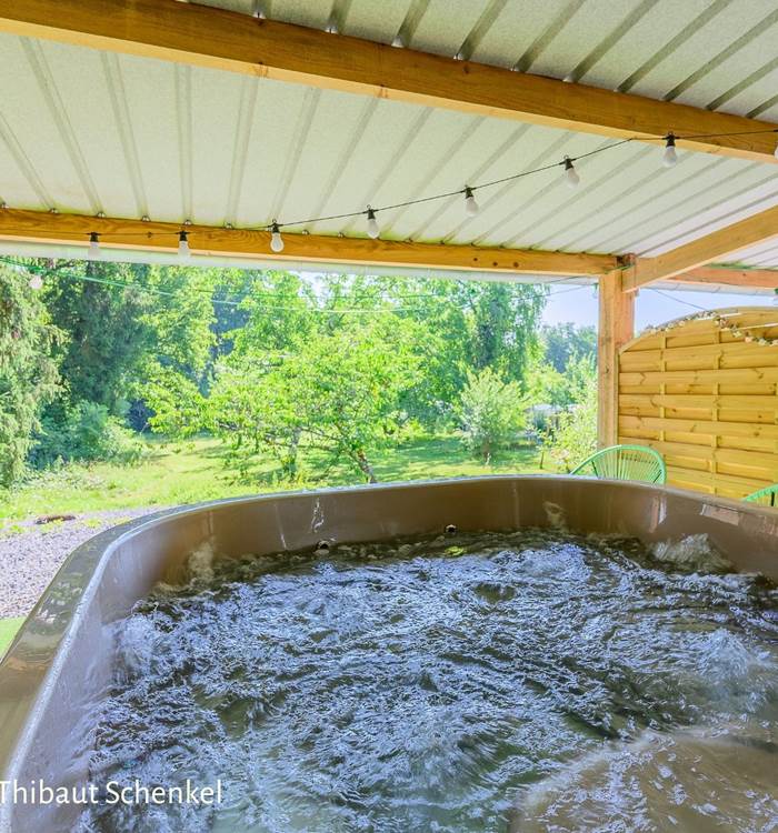 Espace bien-être : bain nordique avec eau chauffée à 38°C et douche extérieure. crédit photo Thibaut Schenkel