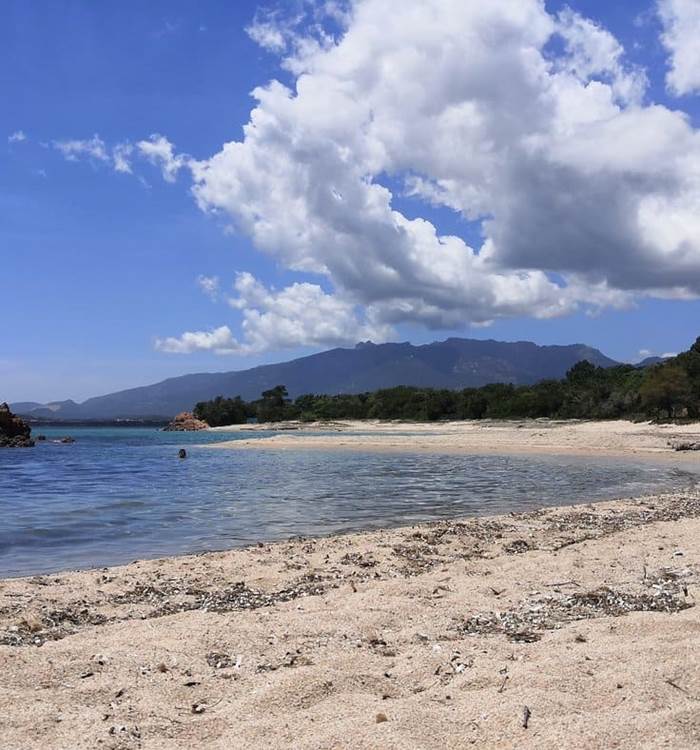 plage-sable-rochers-vue-montagne