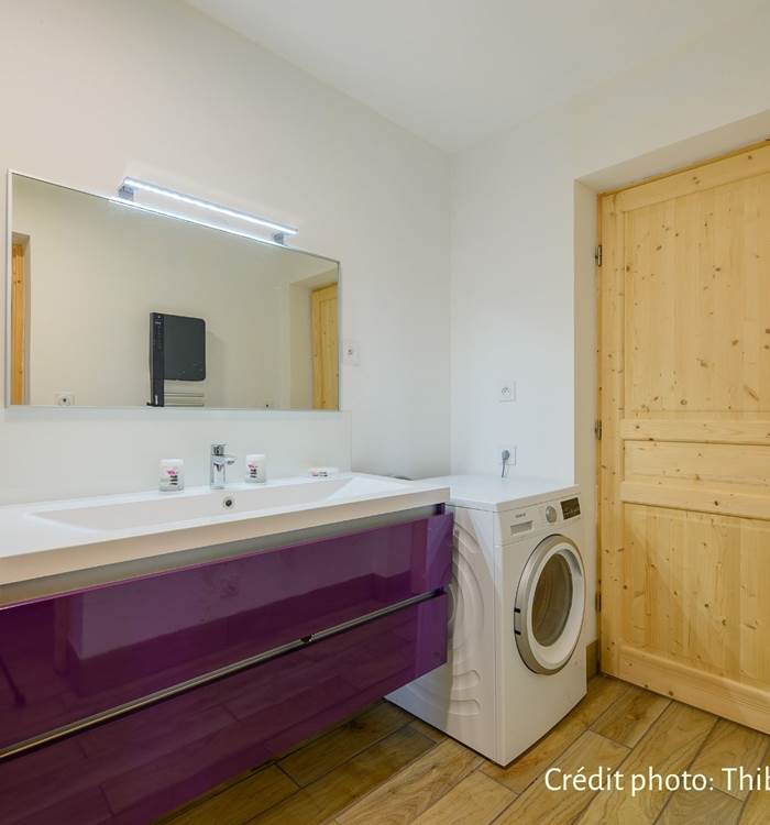 salle de bains et sa machine à laver crédit photo : Thibaut Schenkel