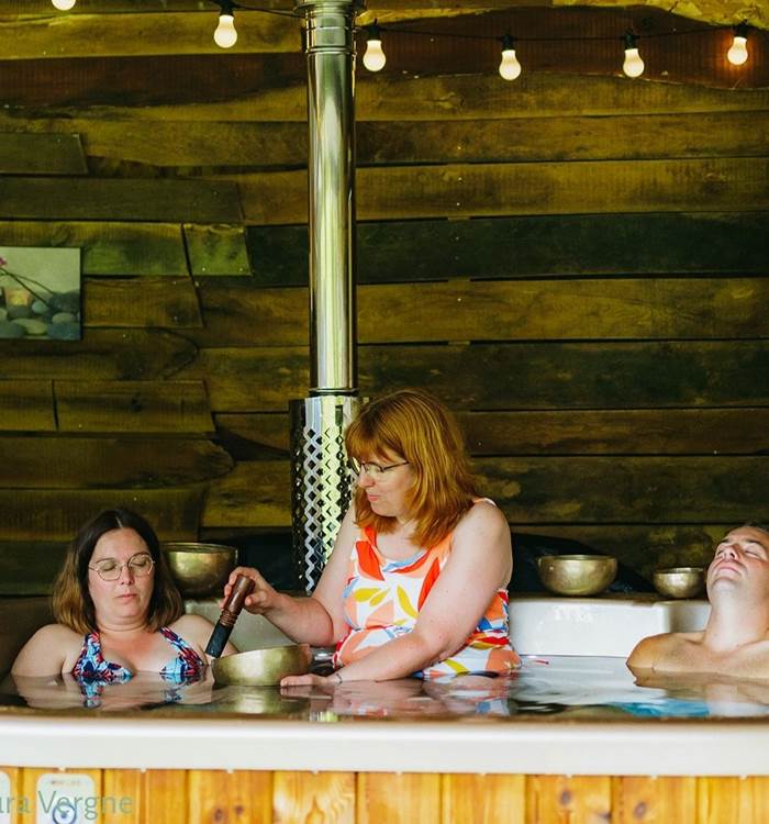 Possibilité de prolonger l'expérience avec une relaxation sonore dansl'eau. Crédit photo : Laura Vergne