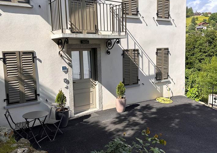 Entrée appartement et parking