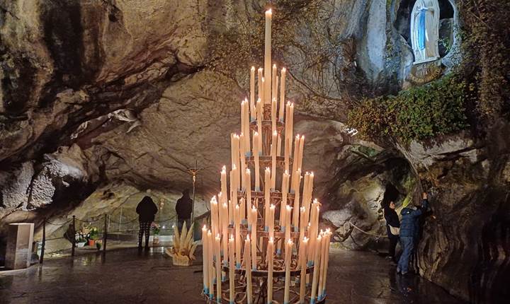 La grotte de Massabielle de nuit