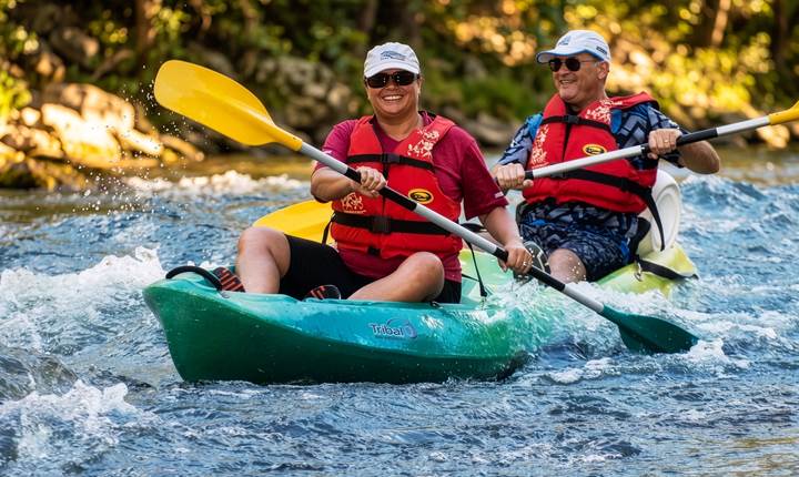 Profitez d’une descente en canoë-kayak sur l’Aveyron dans une ambiance conviviale et rafraîchissante au cœur des Gorges.