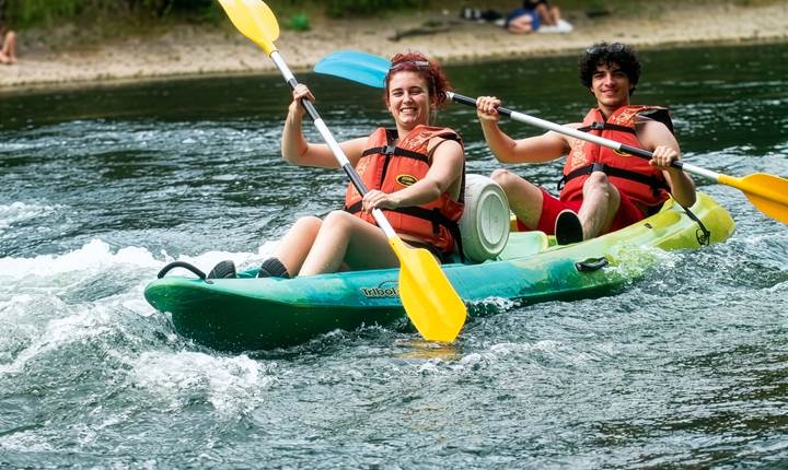 Deux kayakistes profitent d’une descente conviviale sur l’Aveyron au cœur des Gorges, dans une ambiance nature et rafraîchissante.