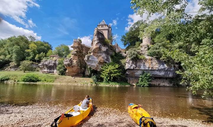 pause sous le Château de belcayre avec canoë family