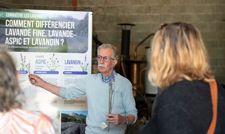 Accueil des visiteurs devant l’entrée de la distillerie de lavande en Drôme