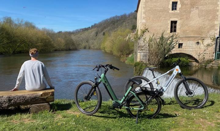 Balade à vélo au bord de la Vézère - Nature et détente au Bugue en Dordogne