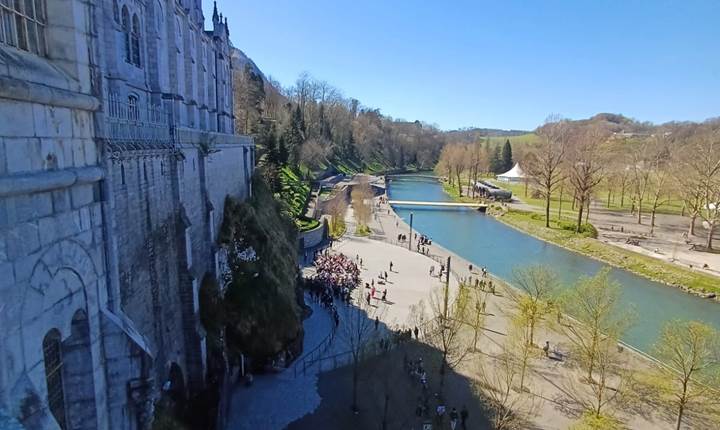 Le sanctuaire et le Gave de Pau