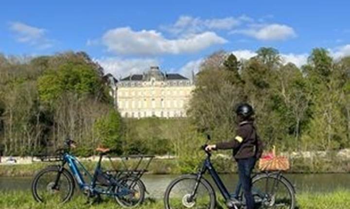 Cycliste devant chateau