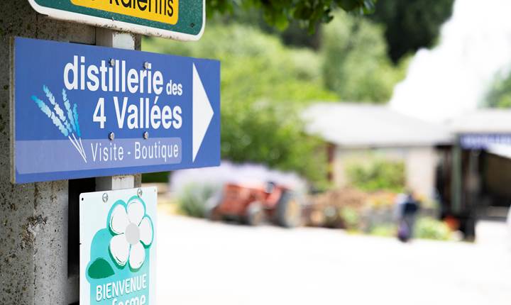 Signalisation extérieure indiquant la visite et la boutique