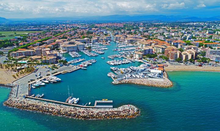 Vue ae´rienne du port de Fre´jus - Marina et plage sur la Co^te d'Azur