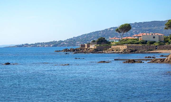 Bord de mer a` Sainte-Maxime - Vue sur la baie de Saint-Tropez