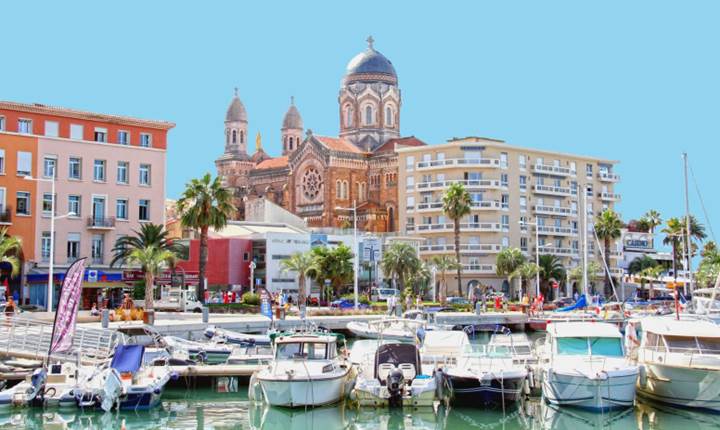 Port de Saint-Raphae¨l avec la Basilique Notre-Dame de la Victoire Co^te d'Azur