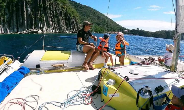 decouverte-baie-des-saintes-en-catamaran