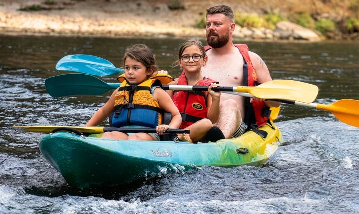 Découvrir en famille les joies du canoë-kayak sur une rivière calme des Gorges de l’Aveyron, idéale pour une première sortie nature.