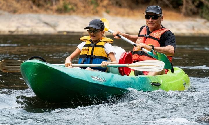 canoe-famille-enfant-riviere-aveyron-saint-antonin-noble-val-hd