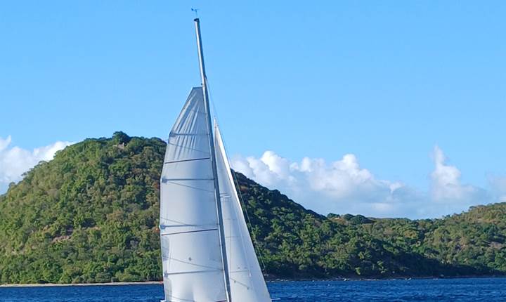 navigation-baie-des-saintes-catamaran