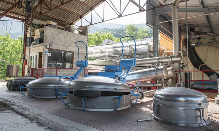 Vue intérieure du hangar avec installations de distillation