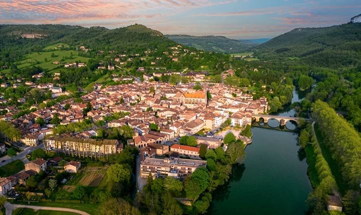 Vue aérienne de Saint-Antonin-Noble-Val au coucher du soleil, point de départ idéal pour une descente en canoë dans les Gorges de l’Aveyron.