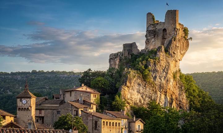 Le château de Penne domine les Gorges de l’Aveyron au coucher du soleil, offrant un panorama spectaculaire sur l’un des plus beaux villages médiévaux de la région.