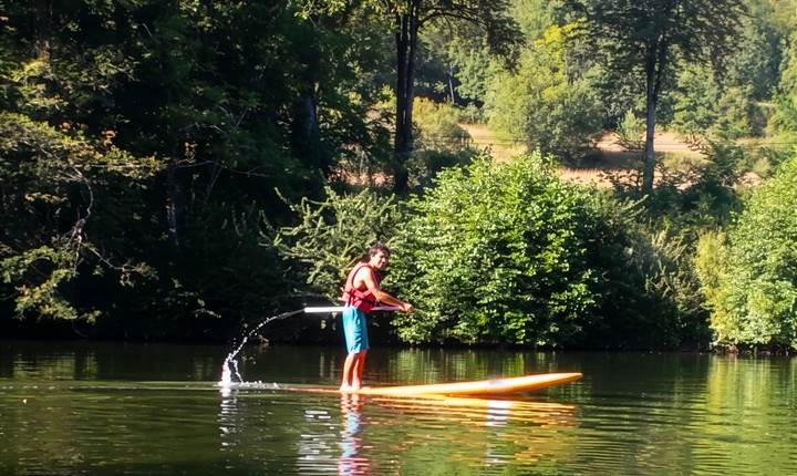 Une sortie en paddle sur une rivière paisible des Gorges de l’Aveyron, idéale pour profiter d’un moment de détente en pleine nature.