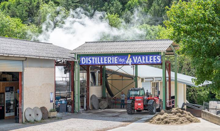 Façade de la Distillerie des 4 Vallées à Chamaloc au pied du Vercors