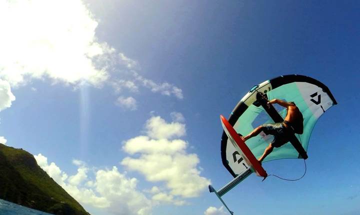 wingfoil-dans-la-baie-des-saintes