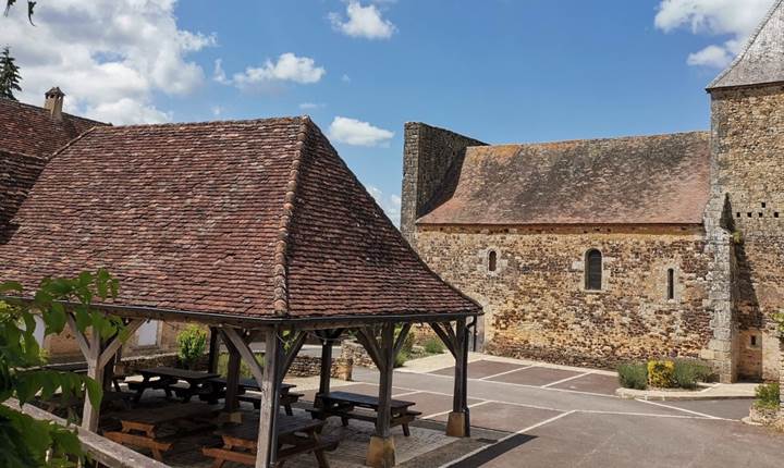 Charmante place du Bugue - Patrimoine historique et authenticité en Dordogne