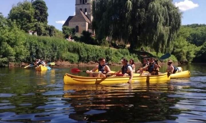 sortie canoë entre amis à Saint Léon sur Vézère