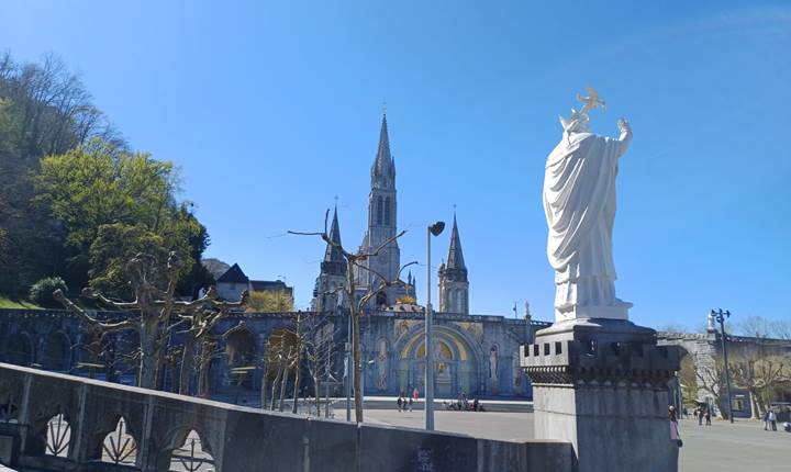 La basilique de l'Immaculée-Conception (niveau supérieur) et la basilique Notre-Dame-du-Rosaire (niveau inférieur).
