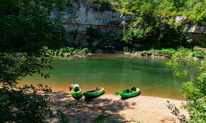 Kayaks au bord de l'Aveyron, prêts à s'élancer dans les Gorges de l'Aveyron