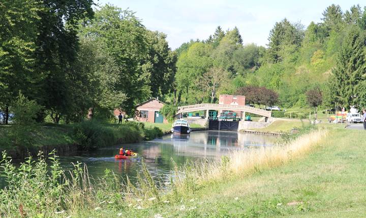 le canal de la Somme à Eclusier Vaux