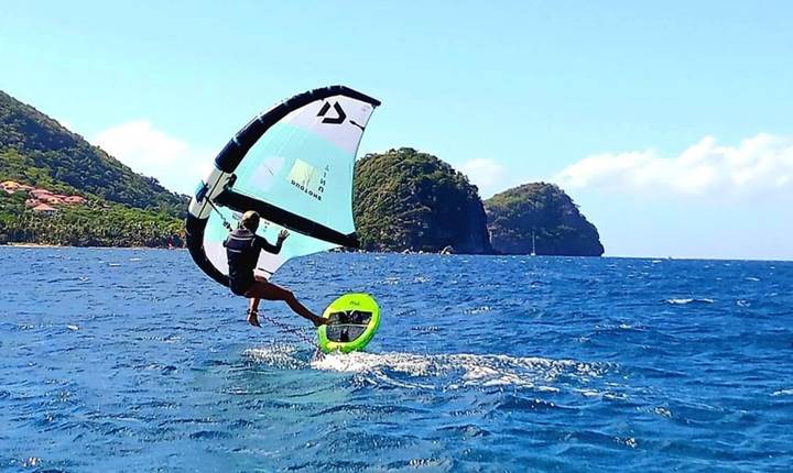 wingfoil-sur-eau-baie-des-saintes