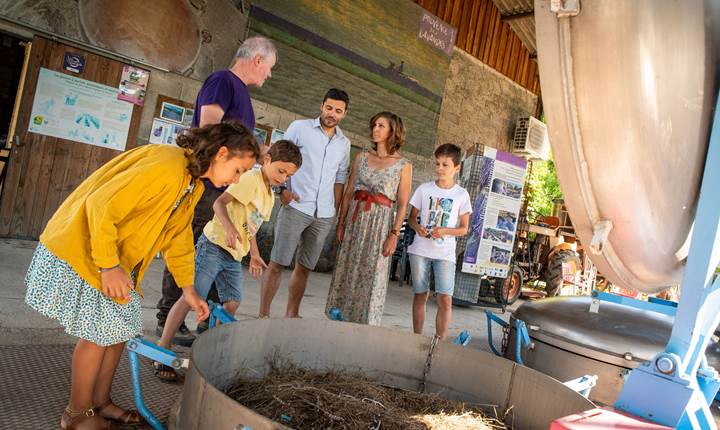 Groupe familial découvrant l’alambic pendant la visite guidée