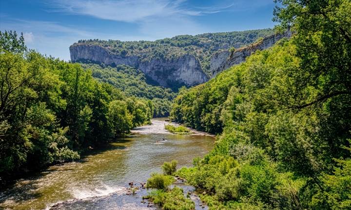 La rivière Aveyron serpente au cœur des Gorges entre falaises et forêt, offrant un cadre naturel exceptionnel pour une sortie en canoë-kayak.