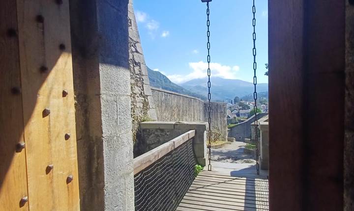 Le pont levi du château de Lourdes