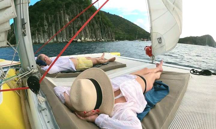 sortie-catamaran-journee-complete-les-saintes