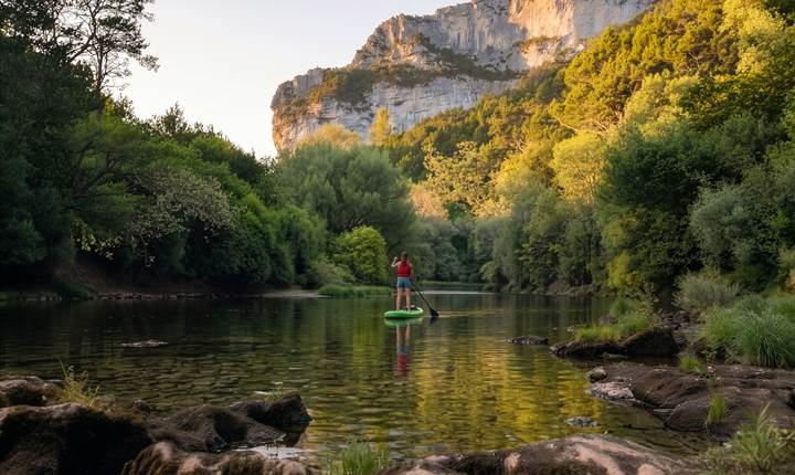 Balade en stand up paddle sur l’Aveyron au cœur des Gorges, entre rivière calme, falaises et nature préservée près de Saint-Antonin.