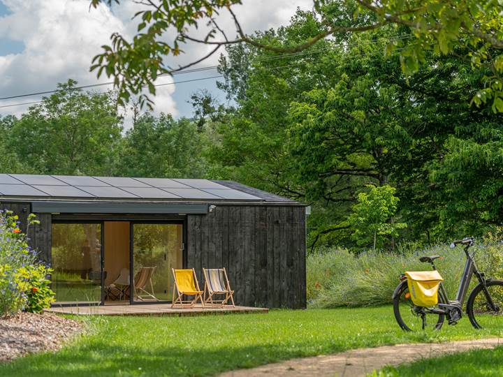 Cabane de charme posée sur la prairie