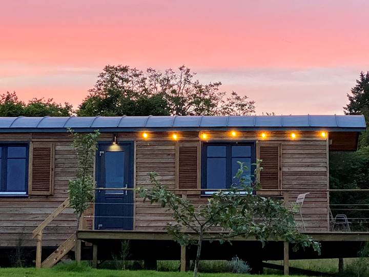 Les terres de la chouette, Roulotte du Verger en soirée