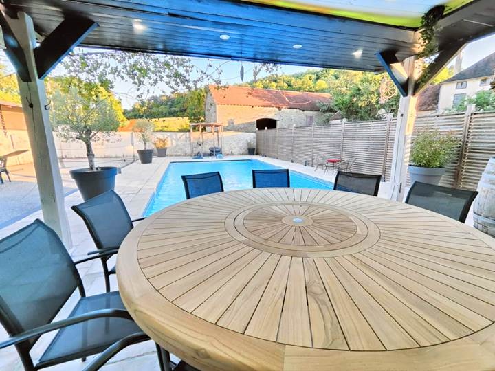 repas-au-bord-de-la-piscine