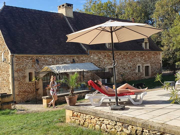 Jardin du gîte, avec piscine