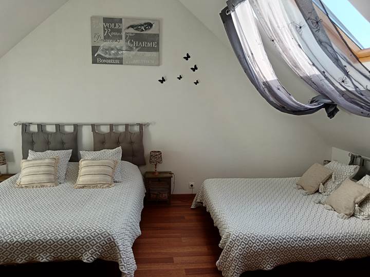 Chambre avec 2 lits pour 2 à 4 personnes