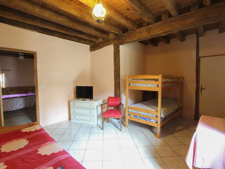 Chambre familiale confortable . 2 pièces séparées . Dans la 1ère un  lit double (possibilité d'un lit d'appoint)  dans la 2ème 2 lits supperposés et 1 ou 2 lits simples nt)