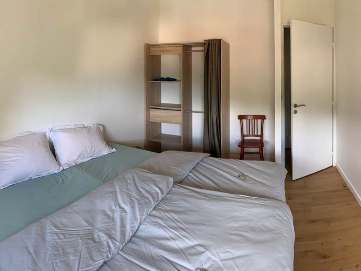 Chambre Isatis Lit double formé par 2 lit simples 90X200 ; matelas 100% en latex végétal, pour plus d'espace et de confort. Des couettes individuelles en coton bio très doux et léger.