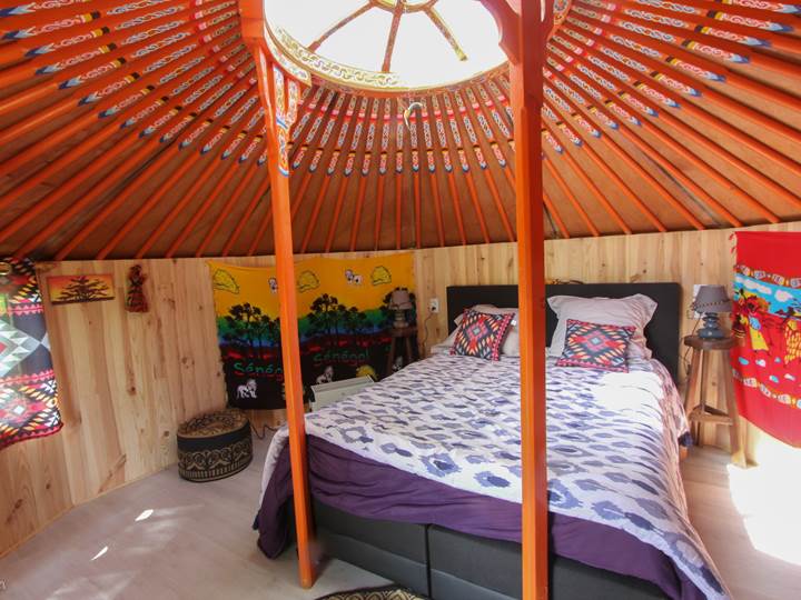 très jolie cabane au décor Afriacain en direct du Sénégal , vous aurez vue sur l'étang voisin