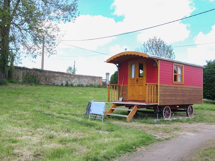 Au milieu du parc , la roulotte