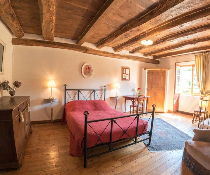 Chambre Familiale Bois avec 1 lit double, 1 lit simple, salle de bain et wc privatifs-presta