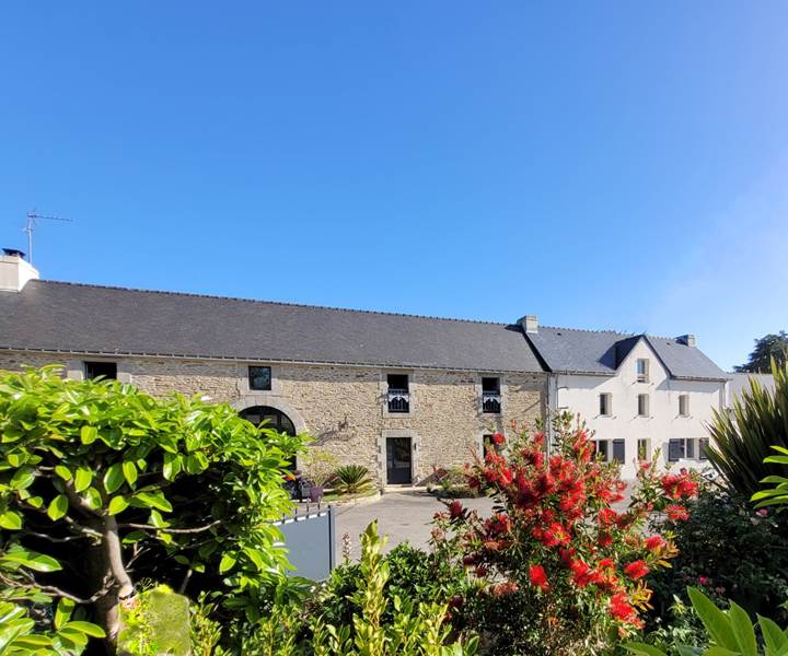 Façade longère, partie blanche réservée aux propriétaires-presta